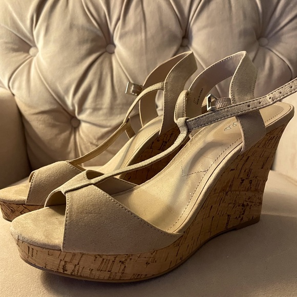 Charles David wedges size 8 - Picture 2 of 4